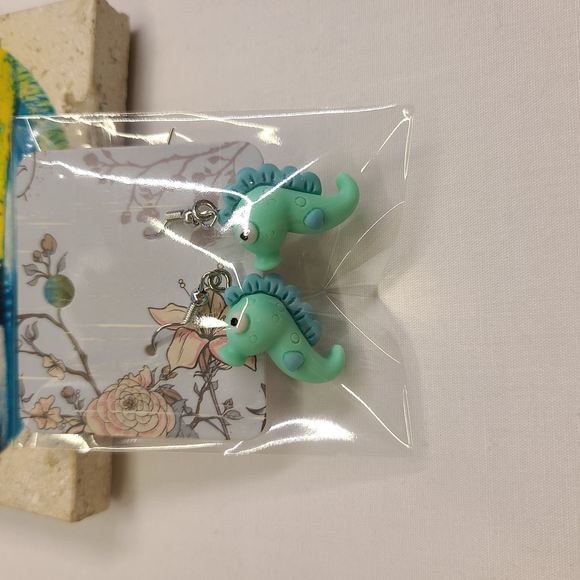 KAWAII GREEN SEAHORSE EARRINGS - Picture 2 of 2